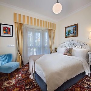 Deluxe Queen Room B