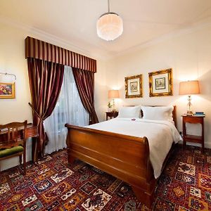 Deluxe Queen Room A